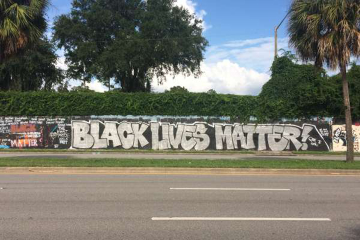 Wall mural that says, "Black Lives Matter"